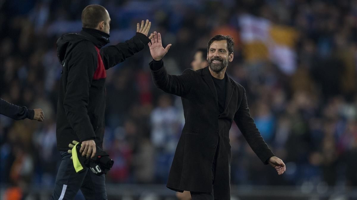 Quique Sánchez Flores choca la mano con Pau López tras ganar el derbi. Quique Sánchez Flores choca la mano con Pau López tras ganar el derbi.