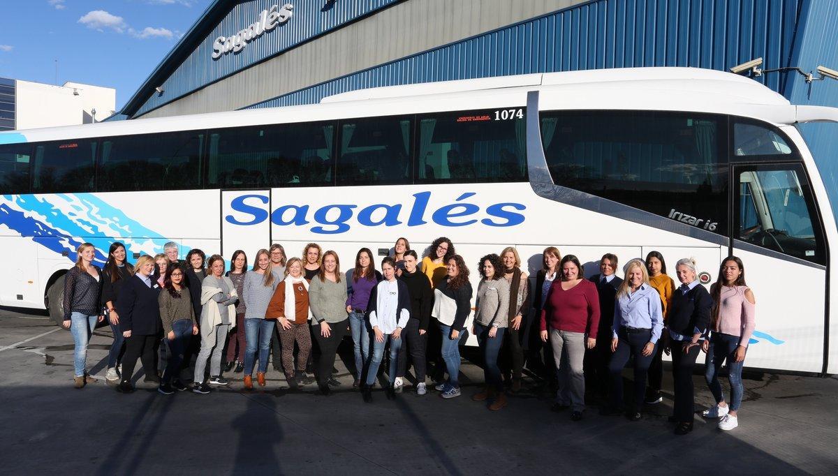 Grupo de trabajadoras de la empresa de autobuses Sagalés.