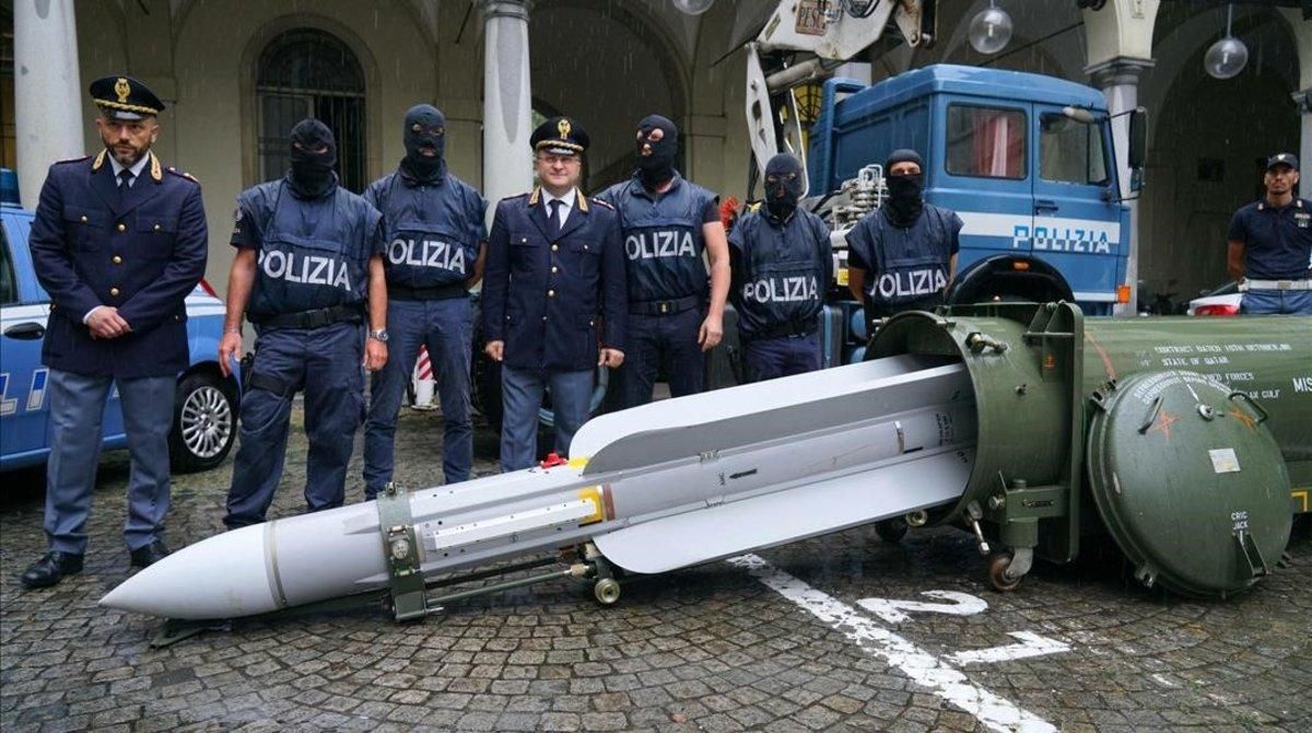 Agentes de la policía italiana muestran el misil incautado en la operación contra un grupo ultraderechista. Agentes de la policía italiana muestran el misil incautado en la operación contra un grupo ultraderechista.