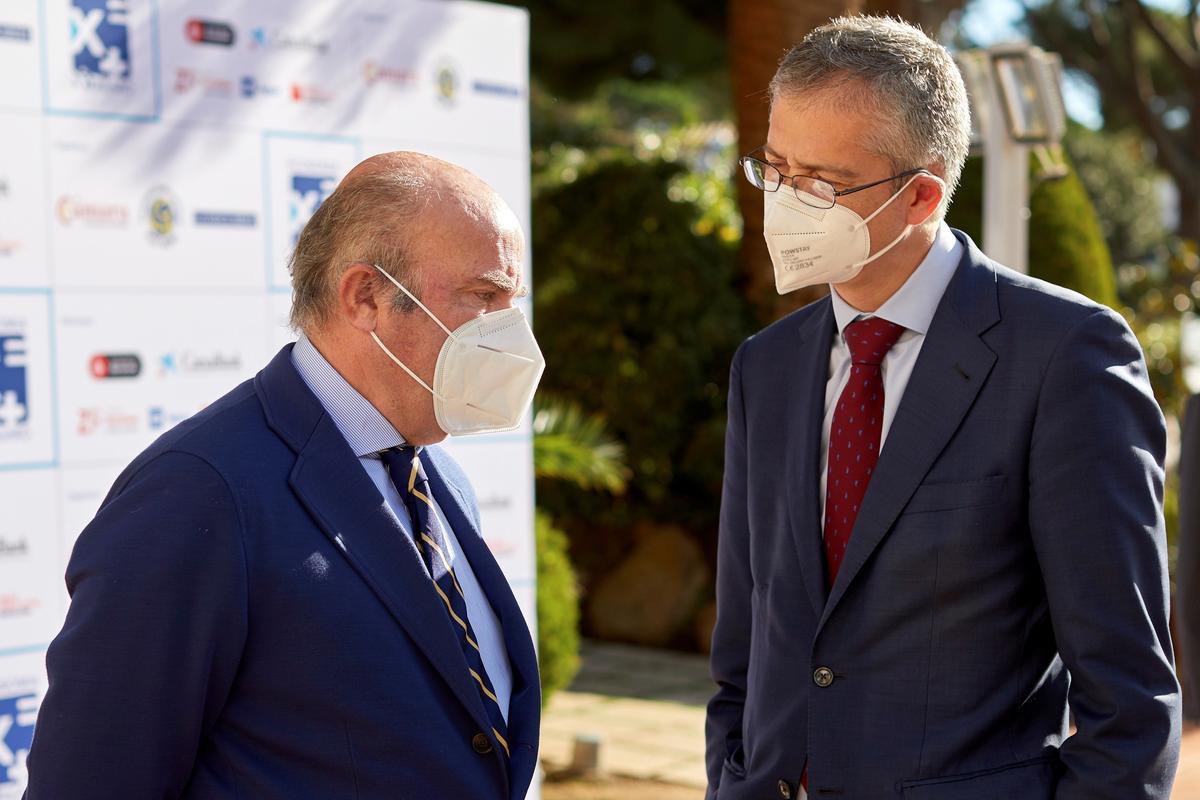 El vicepresidente del BCE, Luis de Guindos, conversa con el gobernador del Banco de España, Pablo Hernández de Cos, al margen de las XXVI Jornadas de Economía de S’Agaró. El vicepresidente del BCE, Luis de Guindos, conversa con el gobernador del Banco de España, Pablo Hernández de Cos, al margen de las XXVI Jornadas de Economía de S’Agaró.