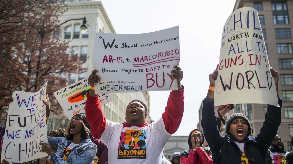 Manifestantes de la marcha contra las armas en Washington.