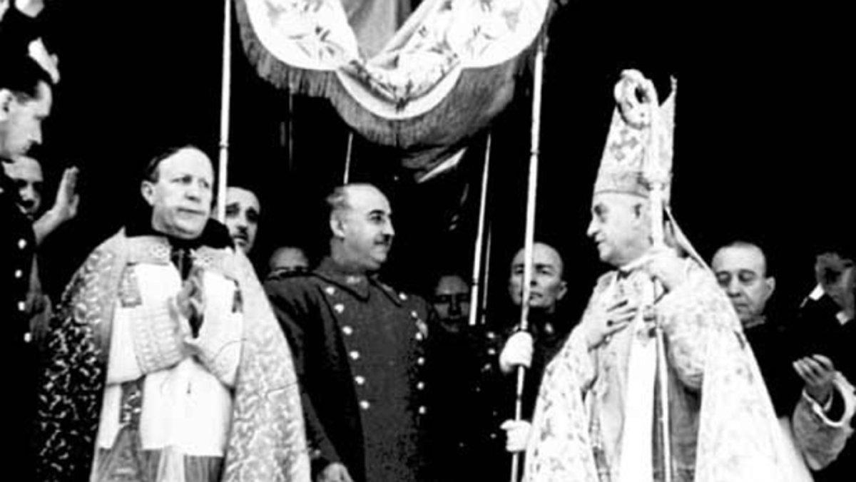 Francisco Franco, bajo palio durante la visita a una catedral.