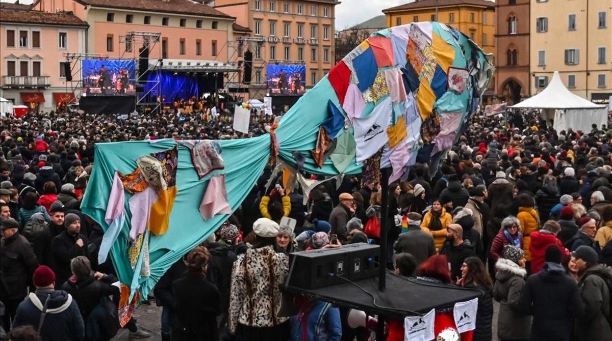 Una sardina gigante en la manifestación de Bolonia. Una sardina gigante en la manifestación de Bolonia.