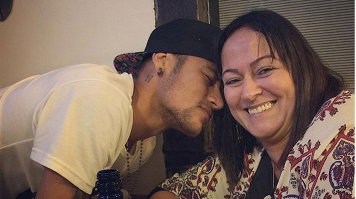 Neymar y su madre, Nadine, en una imagen colgada por el delantero en su cuenta personal de Instagram.
