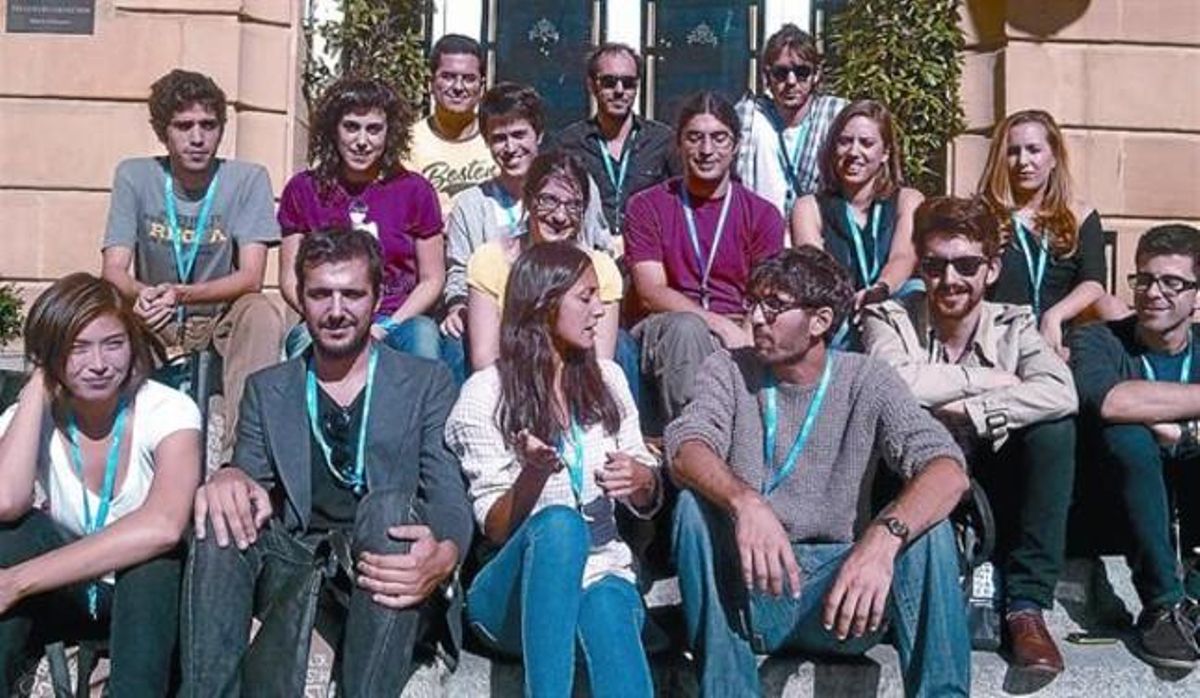Los directores de ’Puzzled love’, ayer en San Sebastián junto a los actores y los profesores de la ESCAC. Los directores de ’Puzzled love’, ayer en San Sebastián junto a los actores y los profesores de la ESCAC.