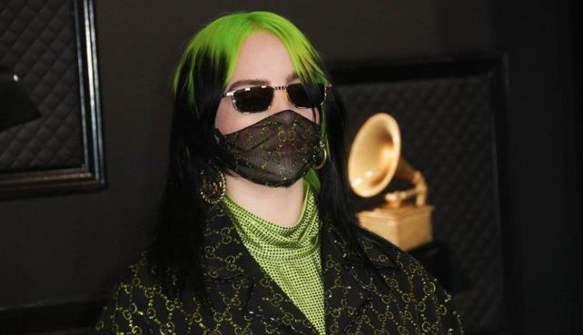 Billie Eilish, con mascarilla y ’outfit’ verde radiactivo, en la última gala de los Grammy.