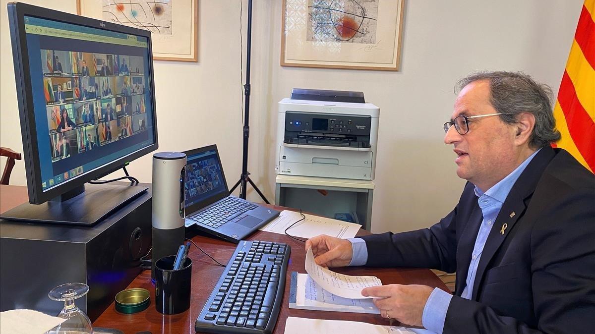 Quim Torra, en su despacho, durante la videoconferencia mantenida con Pedro Sánchez y los demás presidentes autonómicos el pasado 5 de abril.