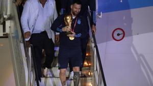 Messi aterriza en Buenos Aires con la Copa del Mundo.