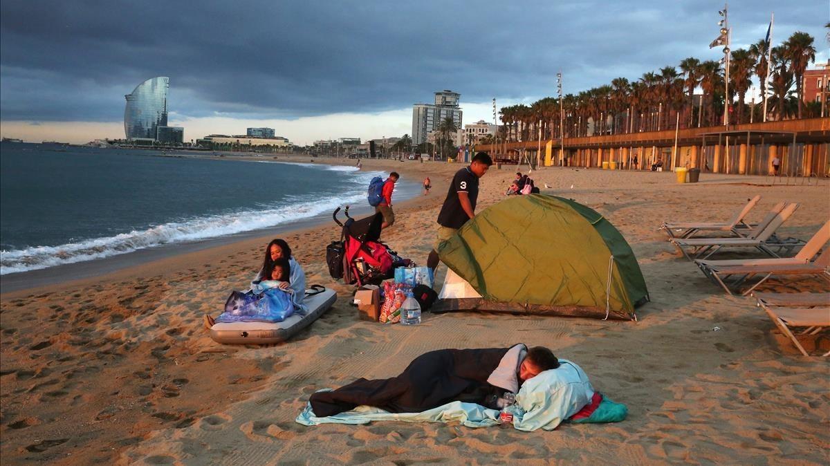 Madrugada en el ’hotel Playa’ de la Barceloneta. Madrugada en el ’hotel Playa’ de la Barceloneta.