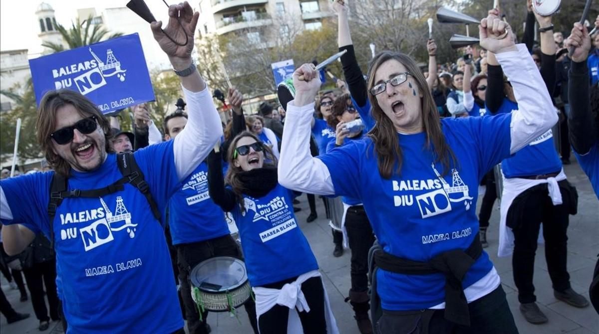Protesta contra los sondeos sísmicos en aguas de Baleares, en febrero del 2014. Protesta contra los sondeos sísmicos en aguas de Baleares, en febrero del 2014.