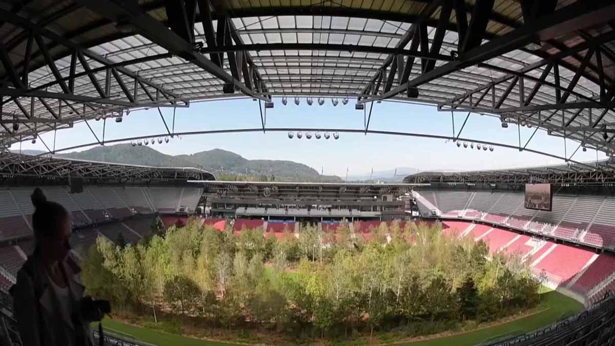Un bosque dentro un estadio de fútbol austriaco como expresión artística.