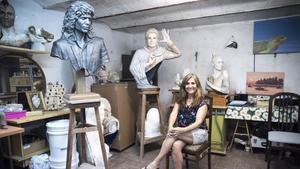 Susana Ruiz posa en su taller junto al busto terminado de Camarón.