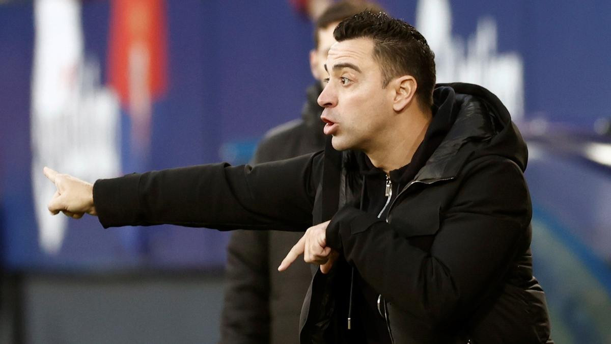 Xavi da instrucciones a sus jugadores en El Sadar durante el Osasuna-Barça.