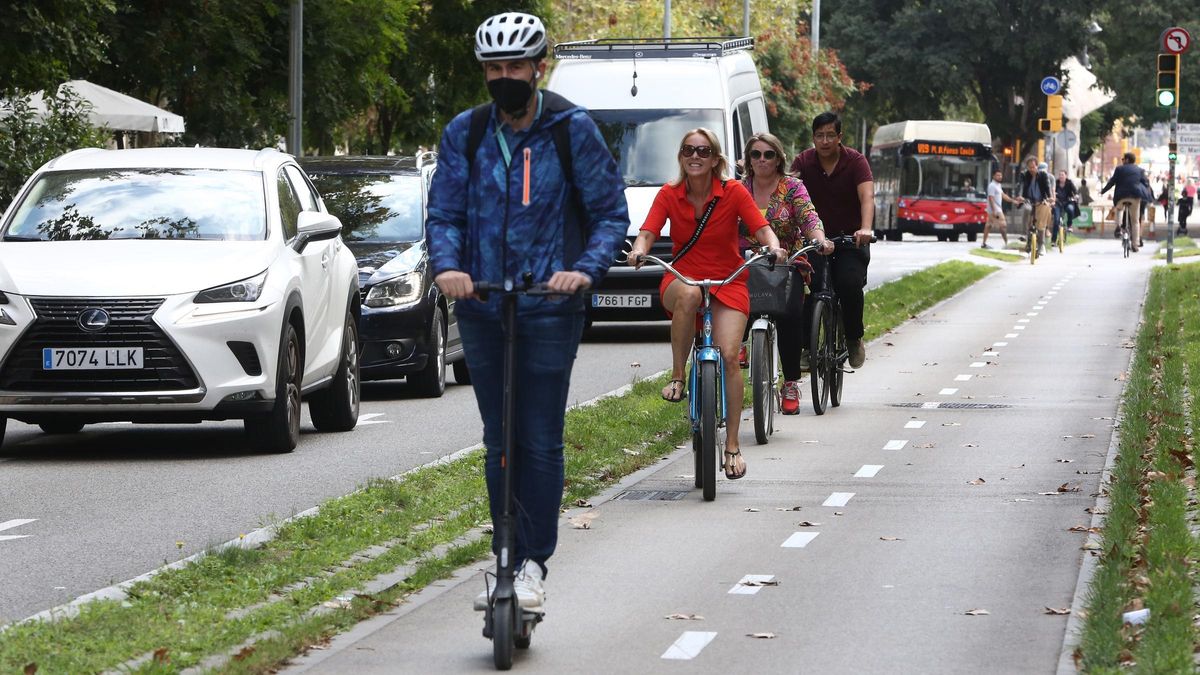El carril bici de Sant Joan, muy simbólicamente uno de los primeros en registrar ocasionales caravanas y atascos de ciclistas. El carril bici de Sant Joan, muy simbólicamente uno de los primeros en registrar ocasionales caravanas y atascos de ciclistas.