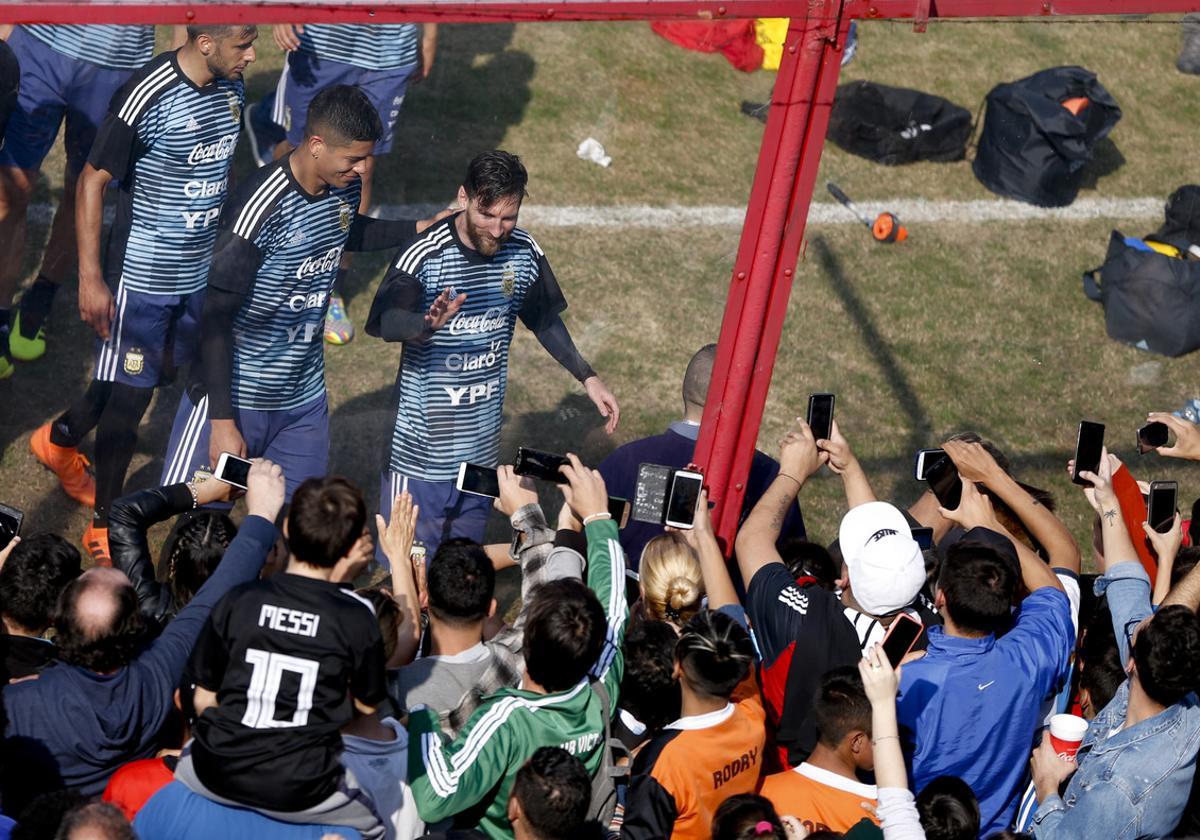 Messi, junto a sus compañeros, es aclamado en el entrenamiento a puertas abiertas de Argentina.
