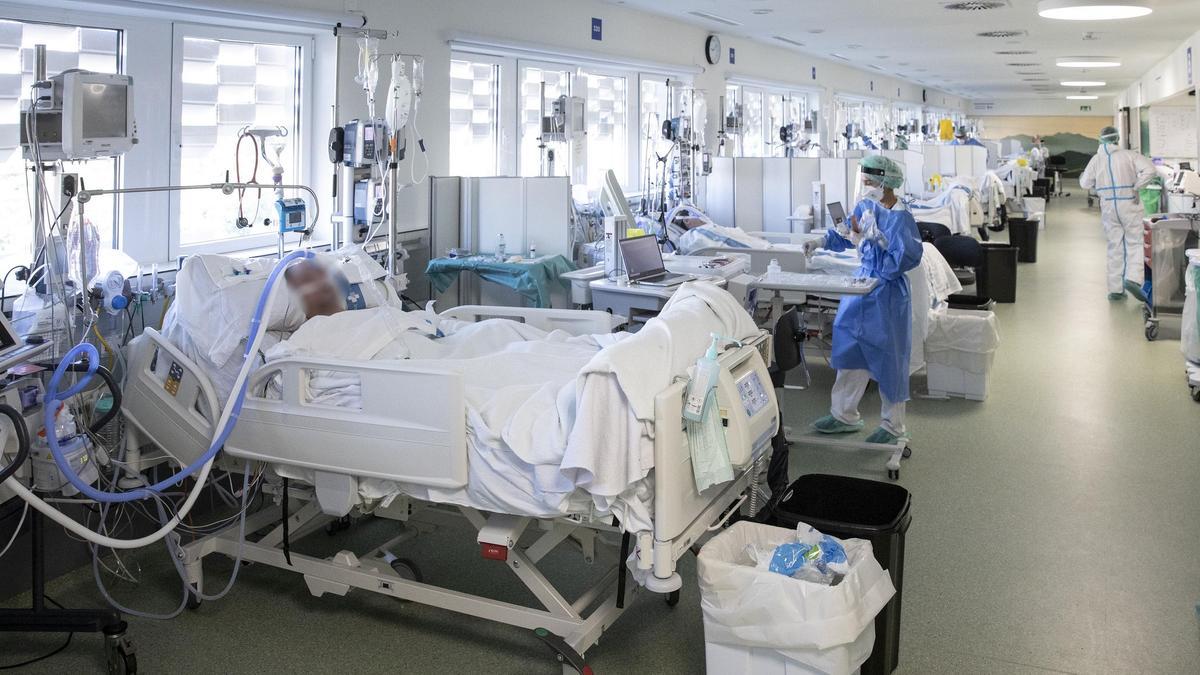 Planta UCI de pacientes ingresados por covid en el edificio Garbí en el Parc Sanitari Pere Virgili Planta UCI de pacientes ingresados por covid en el edificio Garbí en el Parc Sanitari Pere Virgili