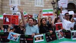 Protesta en Barcelona en apoyo a las mujeres iranís tras la muerte de una joven por llevar el velo mal puesto.