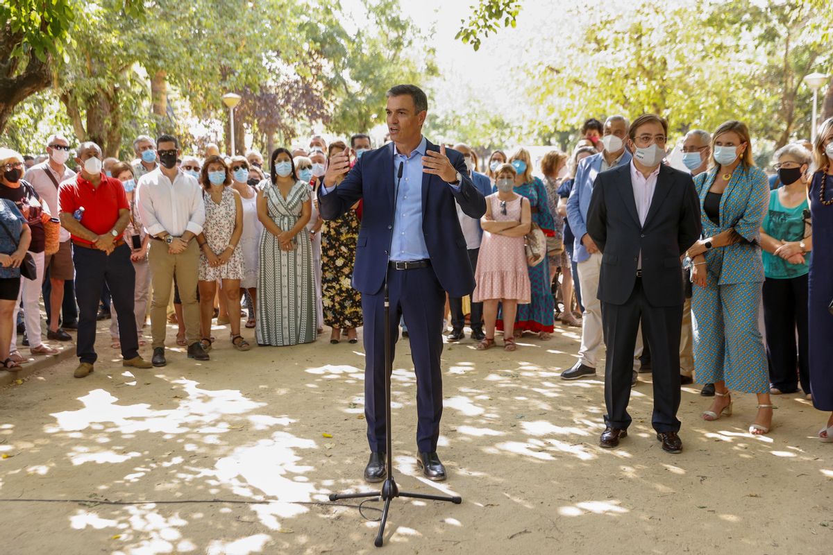 El presidente del Gobierno, Pedro Sánchez, y el presidente de la Junta de Extremadura, Guillermo Fernández Vara, este 26 de agosto de 2021 durante su visita a Navalmoral de la Mata, en Cáceres. El presidente del Gobierno, Pedro Sánchez, y el presidente de la Junta de Extremadura, Guillermo Fernández Vara, este 26 de agosto de 2021 durante su visita a Navalmoral de la Mata, en Cáceres.