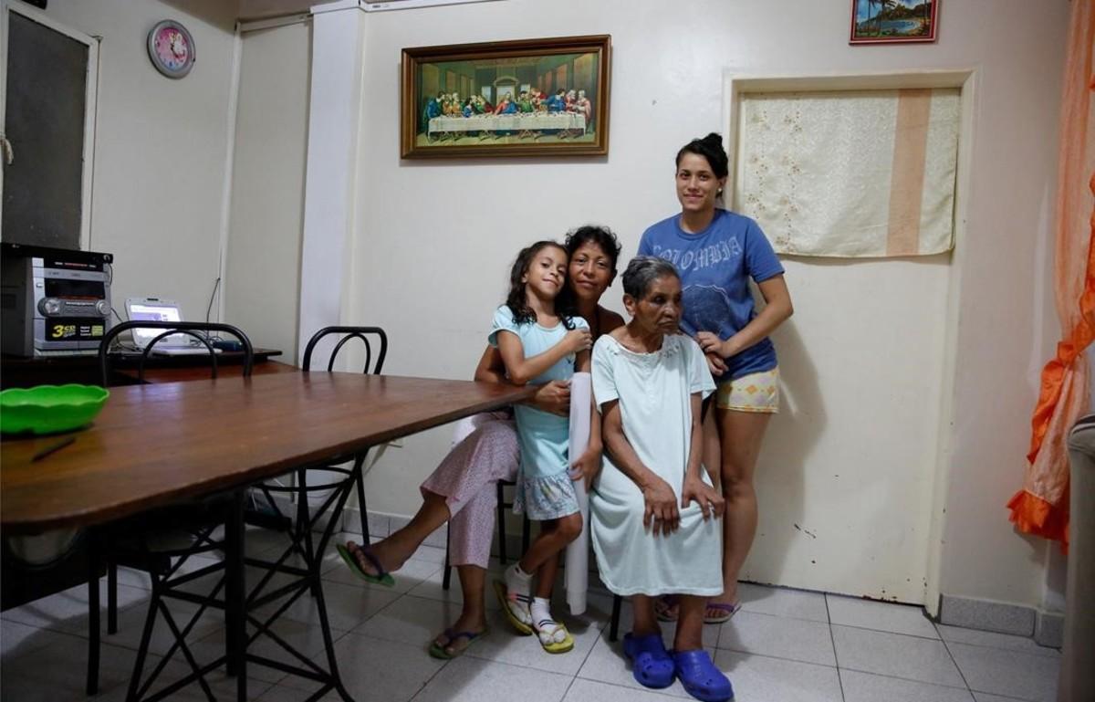 Familia afectada por la crisis formada por Liliana Tovar (segunda por la izquierda) y sus familiares, en su casa en Caracas.