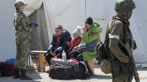 Ucrania logra evacuar al primer centenar de civiles de la acería de Azovstal