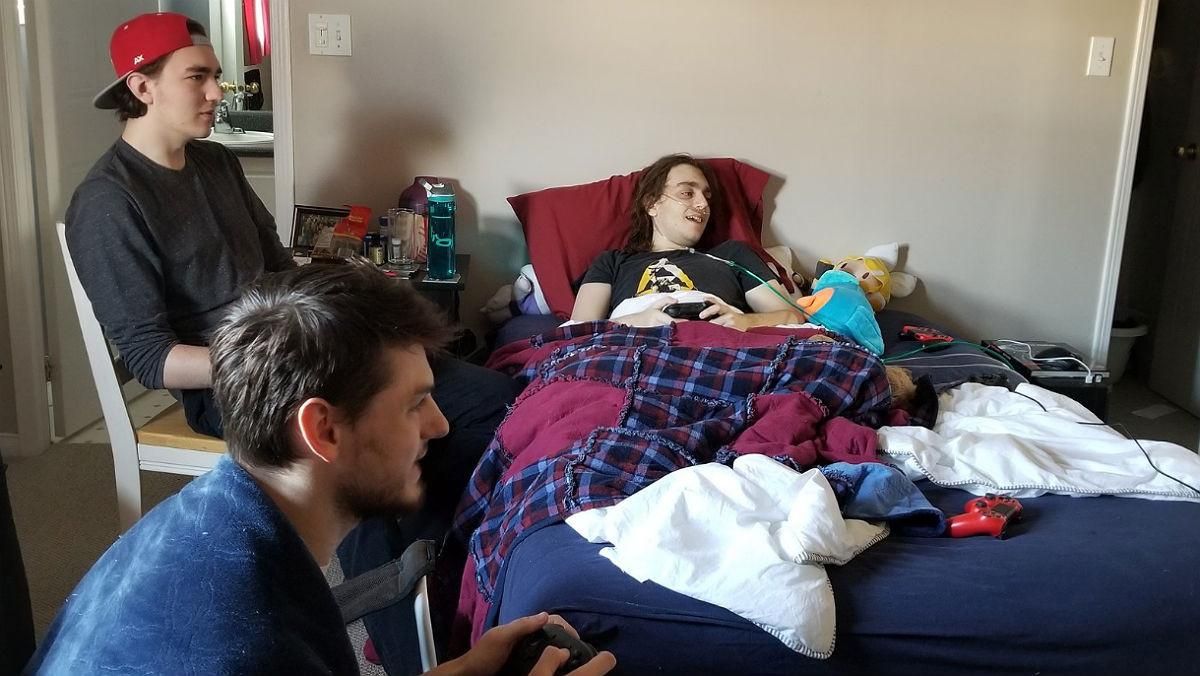 Chris Taylor juga desde su cama junto a unos amigos a ’Super Smash Bros Ultimate’, que Nintendo no lanzará hasta finales de año. Chris Taylor juga desde su cama junto a unos amigos a ’Super Smash Bros Ultimate’, que Nintendo no lanzará hasta finales de año.