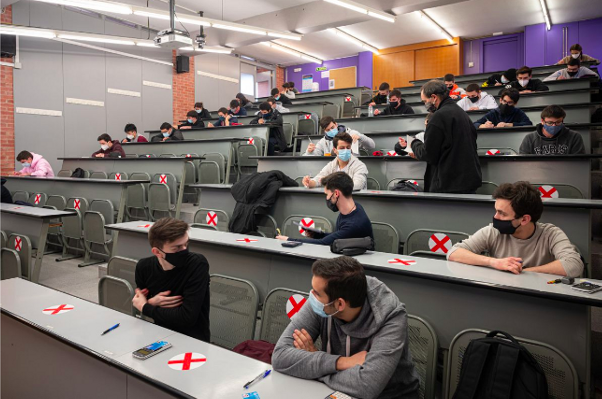 Alumnos de la Universitat Politècnica realizan un examen presencial, el pasado enero