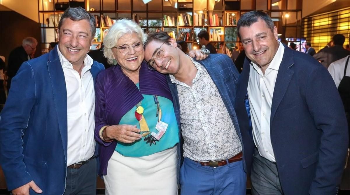 Rosa Esteva y los hermanos Roca, en la fiesta del lunes en el Hotel Omm. Rosa Esteva y los hermanos Roca, en la fiesta del lunes en el Hotel Omm.