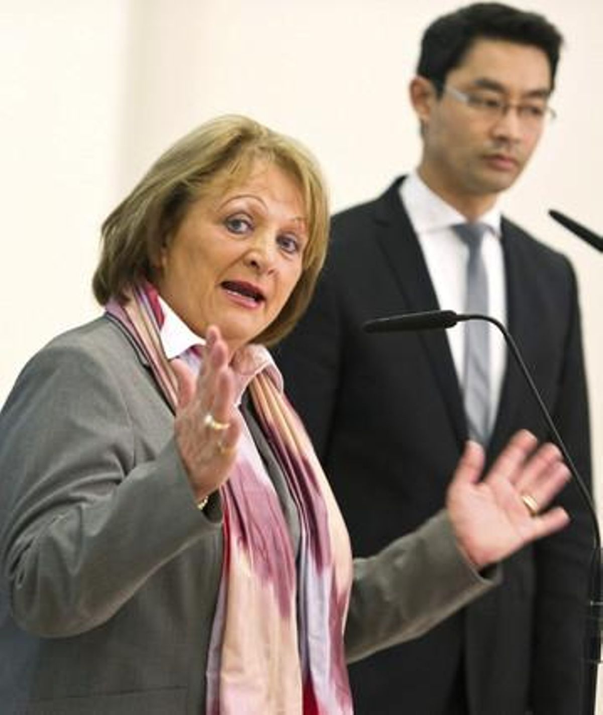 La ministra alemana de Tecnología, Leutheusser-Schnarrenberger, y el de Economía, Rösler, en rueda de prensa sobre el espionaje en EEUU, el pasado 16 de junio. La ministra alemana de Tecnología, Leutheusser-Schnarrenberger, y el de Economía, Rösler, en rueda de prensa sobre el espionaje en EEUU, el pasado 16 de junio.