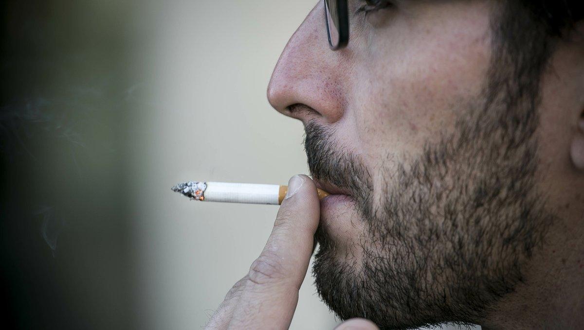 Una persona fumando, en una imagen de archivo.