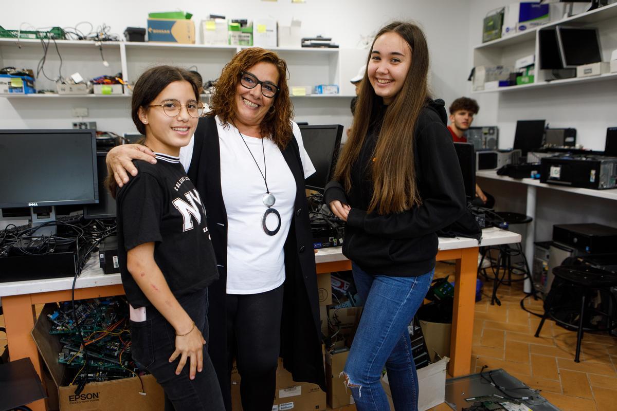 Yolanda Corral, directora de la Escola Municipal d’Adults l’Olivera (centro), con Alba López y Angie Paola Oliva, las dos primeras estudiantes chicas de PFI de Informática.
