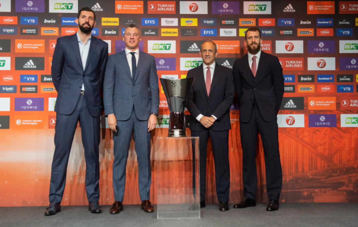 Mirotic, Jasikevicius, Messina y Sergio Rodríguez posan tras participar en la rueda de prensa oficial de la ’final four’