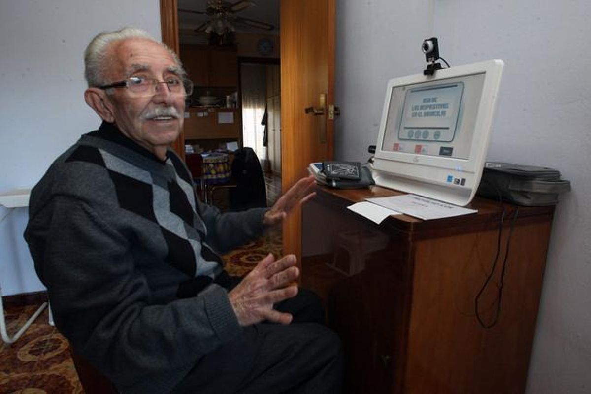 Josep Borrás López, en casa, frente a la pantalla táctil, el pasado martes. Josep Borrás López, en casa, frente a la pantalla táctil, el pasado martes.