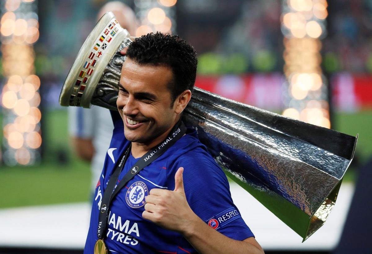Pedro, con la copa de la Liga Europa a cuestas.