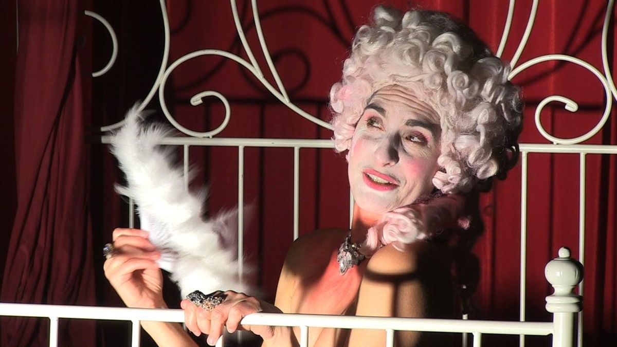 La actriz y dramaturga uruguaya Analía Puentes da vida a la reina de Francia. La actriz y dramaturga uruguaya Analía Puentes da vida a la reina de Francia.