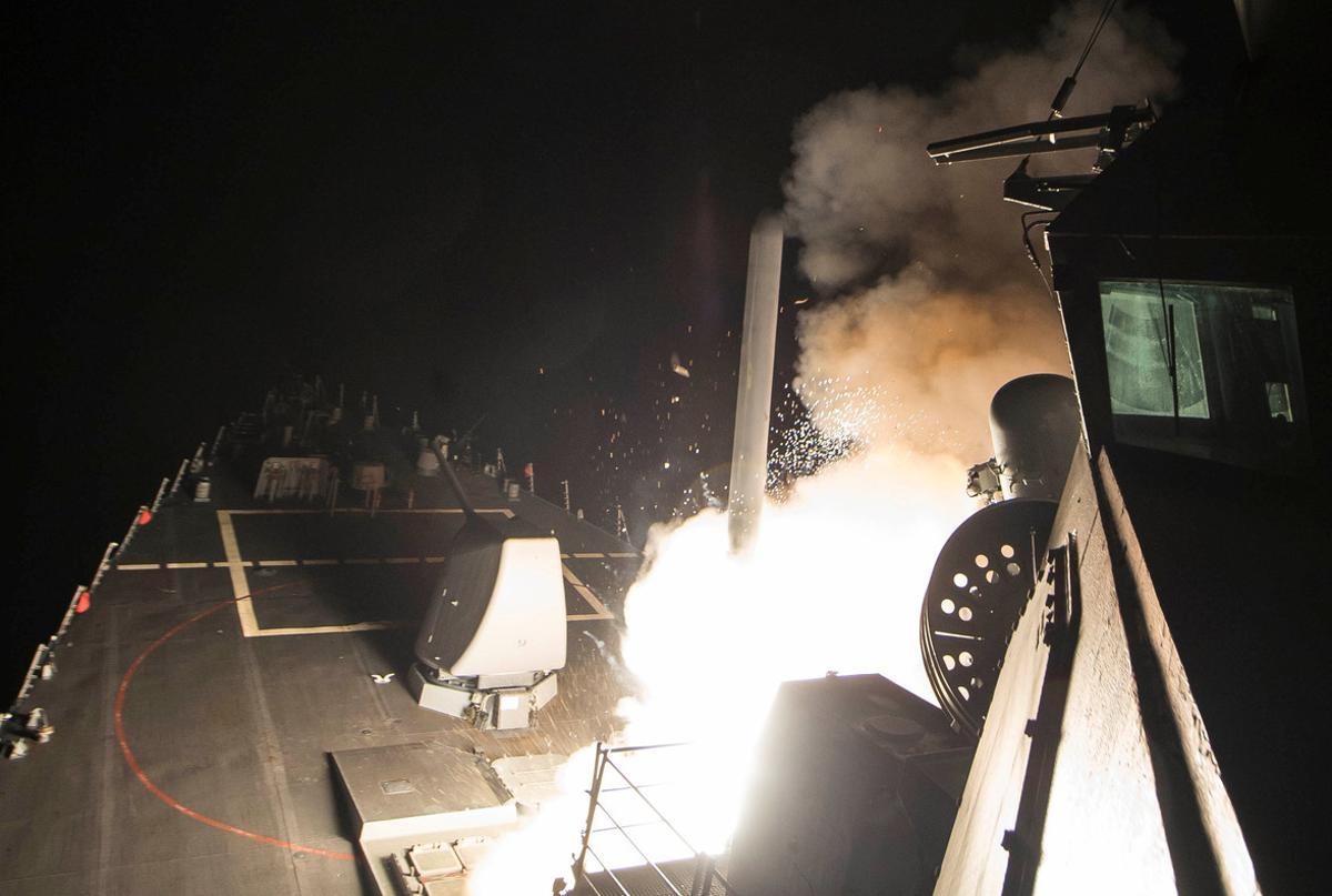  Imagen del lanzamiento de un misil contra una base siria desde el ’USS Ross’.