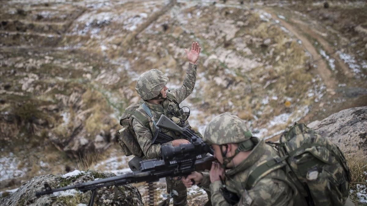 Soldados turcos en una operación militar. Soldados turcos en una operación militar.