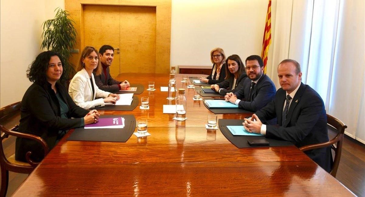 El ’vicepresident’ Pere Aragonès, y la portavoz del Govern, Meritxell Budó, junto a representantes de los ’comuns’ en la negociación de unos nuevos presupuestos para la Generalitat. El ’vicepresident’ Pere Aragonès, y la portavoz del Govern, Meritxell Budó, junto a representantes de los ’comuns’ en la negociación de unos nuevos presupuestos para la Generalitat.