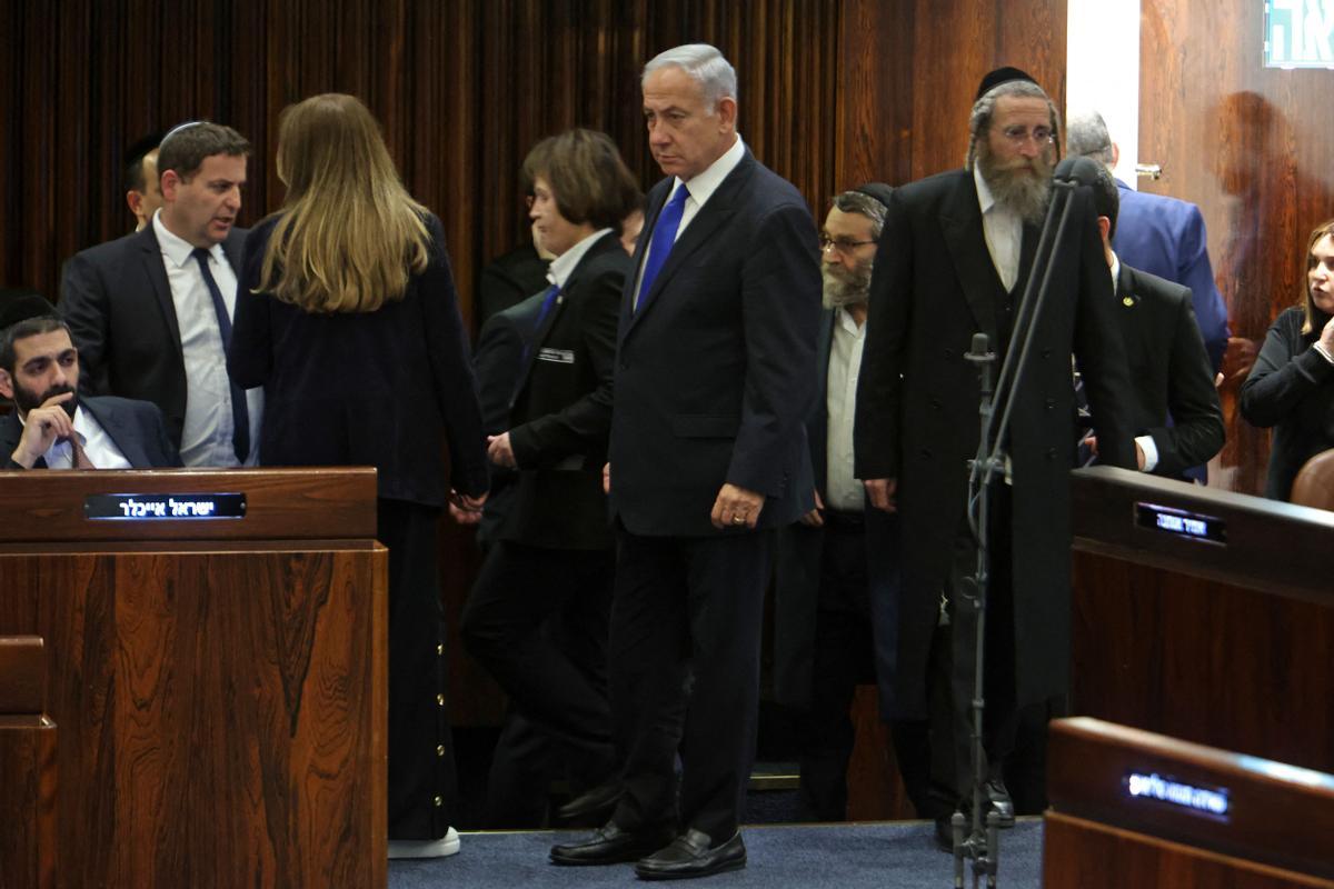 El primer ministro israelí, Binyamín Netanyahu, durante la sesión en la Kneset este lunes.
