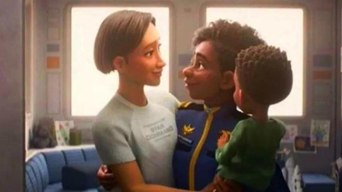 Alisha (centro) con su mujer y su hijo en la película de Disney ’Lightyear’.