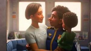 Alisha (centro) con su mujer y su hijo en la película de Disney ’Lightyear’.