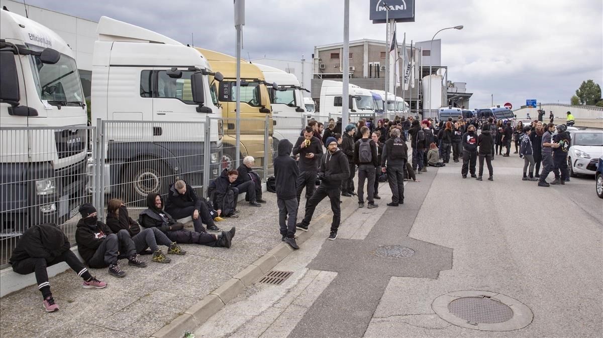 Los activistas que han irrumpido en el matadero de Riudellots. Los activistas que han irrumpido en el matadero de Riudellots.