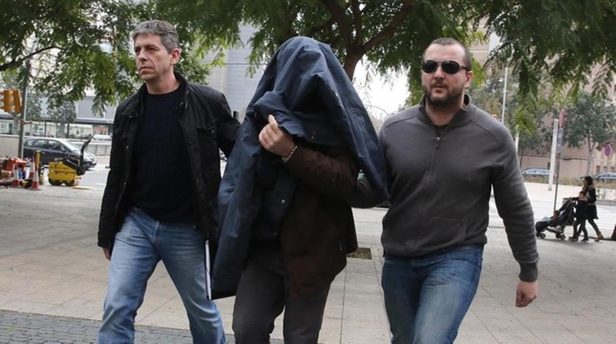 Joaquim Benítez entra en la Ciutat de la Justícia de BCN custodiado por dos mossos. Joaquim Benítez entra en la Ciutat de la Justícia de BCN custodiado por dos mossos.