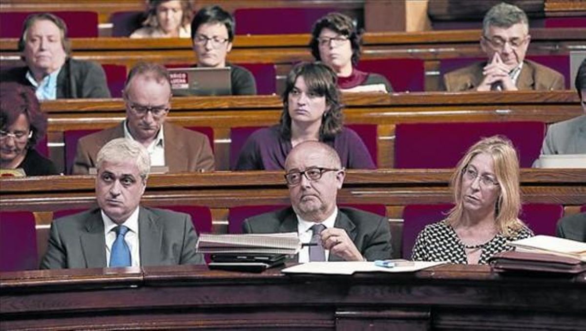 Expectantes 8 Algunos ’consellers’ sentados en sus escaños en el hemiciclo del Parlament Expectantes 8 Algunos ’consellers’ sentados en sus escaños en el hemiciclo del Parlament