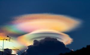 Cómo se origina una 'píleos iridiscente', la nube multicolor que es un espectáculo visual