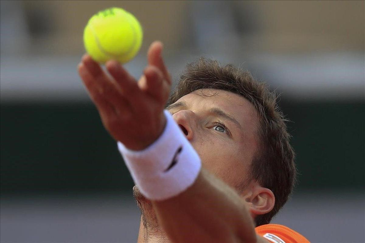 Pablo Carreño ejecuta un saque en su partido contra Altmaier, en Roland Garros. Pablo Carreño ejecuta un saque en su partido contra Altmaier, en Roland Garros.