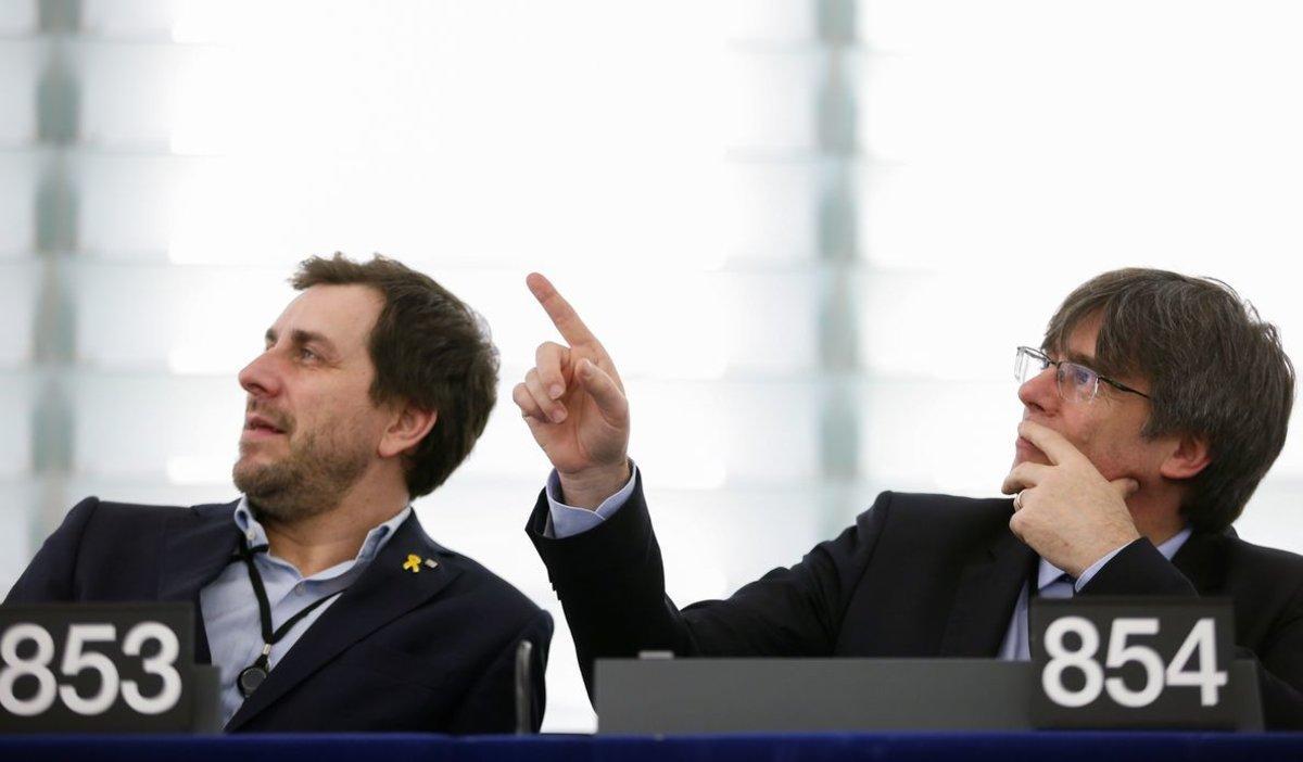 Toni Comín y Carles Puigdemont, en sus escaños del Parlamento Europeo.