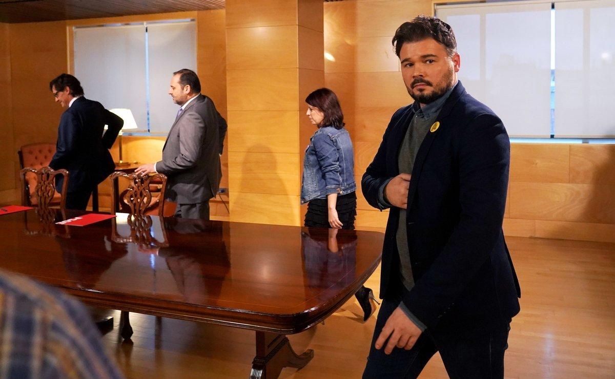 Gabriel Rufián, Adriana Lastra, José Luis Ábalos y Salvador Illa, en la reunión de equipos negociadores ERC-PSOE en el Congreso, este jueves. Gabriel Rufián, Adriana Lastra, José Luis Ábalos y Salvador Illa, en la reunión de equipos negociadores ERC-PSOE en el Congreso, este jueves.