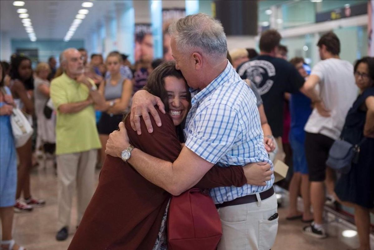 Un padre abraza a su hija en El Prat a su llegada de Estambul. Un padre abraza a su hija en El Prat a su llegada de Estambul.