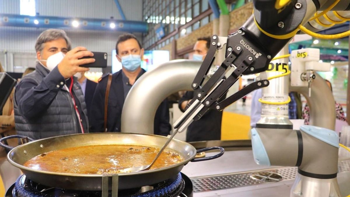 El robot prepara la paella durante una exhibición en el Salón de Innovación en Hostelería H&T de Málaga. El robot prepara la paella durante una exhibición en el Salón de Innovación en Hostelería H&T de Málaga.