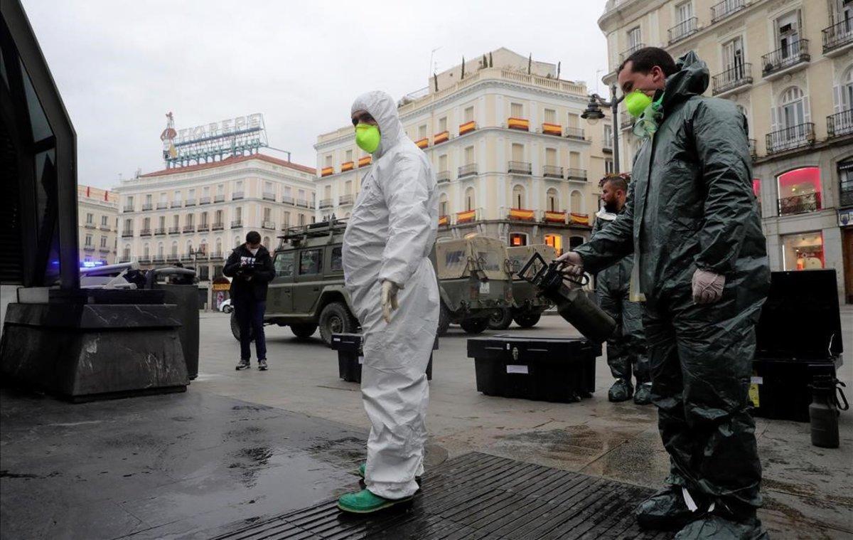 Efectivos de la Unidad Militar de Emergencias (UME) desinfectan la Puerta del Sol de Madrid el 20 de marzo de 2020.